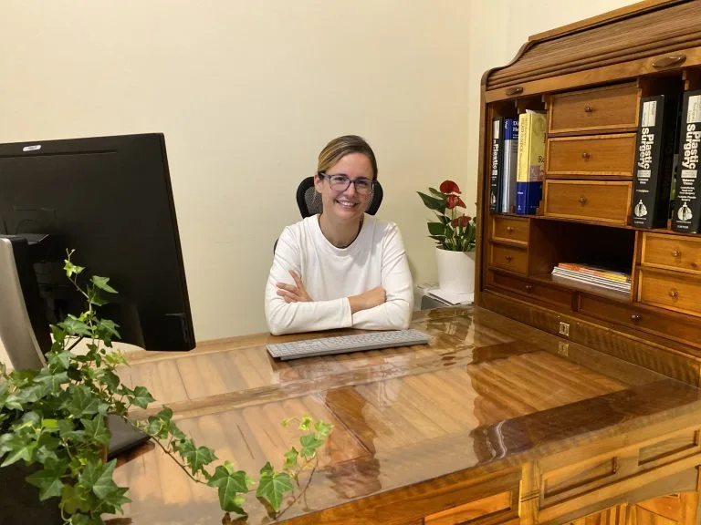 La Dra. Mabel Falguera atendiendo en consulta